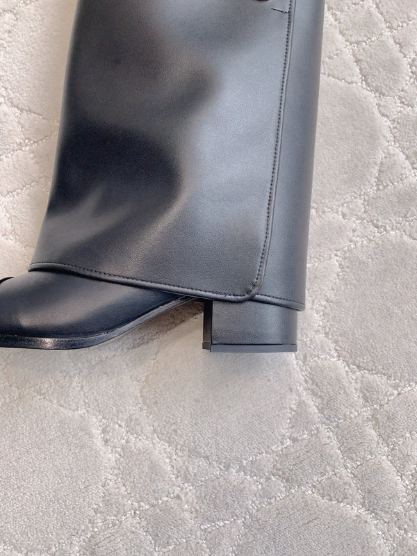 CC 25 Buttoned Boot Black Calfskin 516649