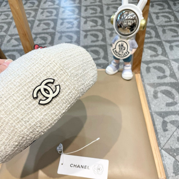 BERET HAT IN WHITE WOOL TWEED 430010