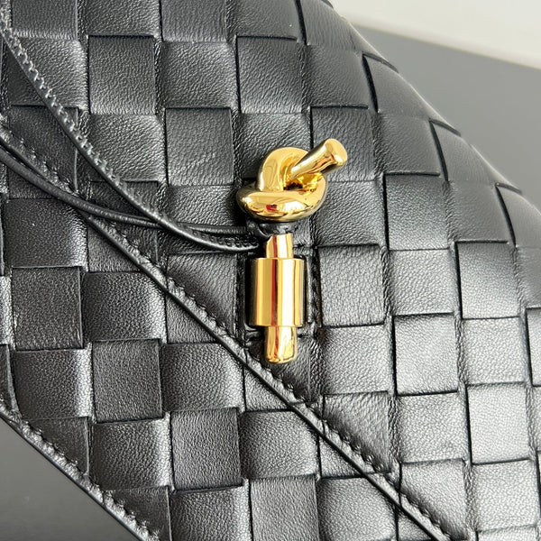 BV 26s Andiamo Pouch Black Intrecciato Leather 291434