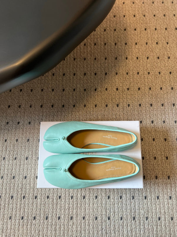 MM Tabi Shoes Flat Blue Patent Leather 828083