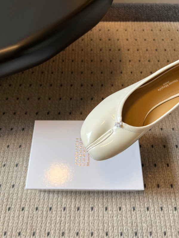 MM Tabi Shoes Flat Cream Patent Leather 828084