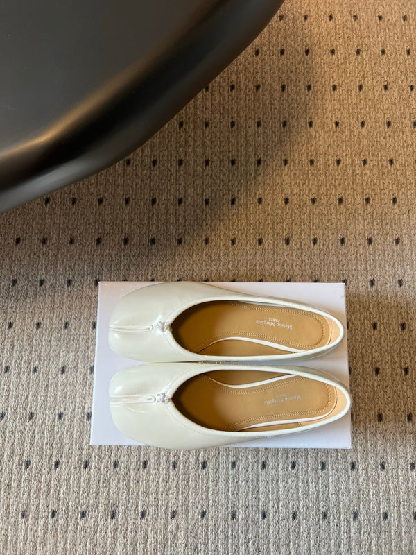 MM Tabi Shoes Flat Cream Patent Leather 828084
