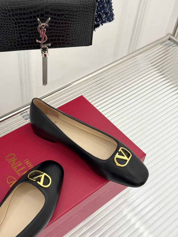VLogo Signature Ballerina Black Sheepskin 702260