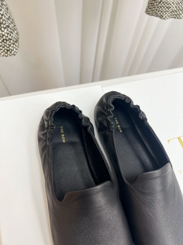 The Row Casa Ballet Flat Black Grain Leather 832674