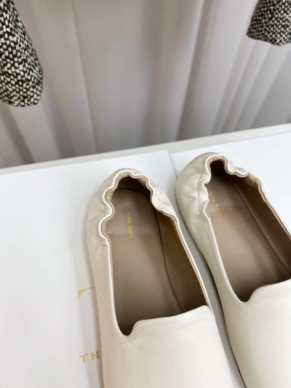 The Row Casa Ballet Flat White Grain Leather 832673