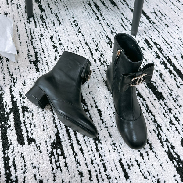CC Ankle Boots In Black Cowhide With Bow Tie 144661