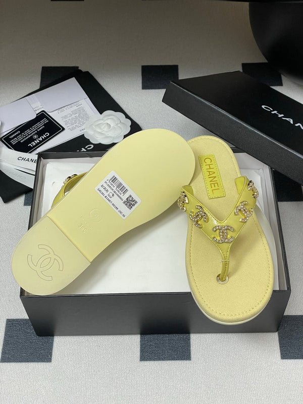 CC 25P Double C 5 Motifs Thongs Sandal Yellow Sheepskin 247693
