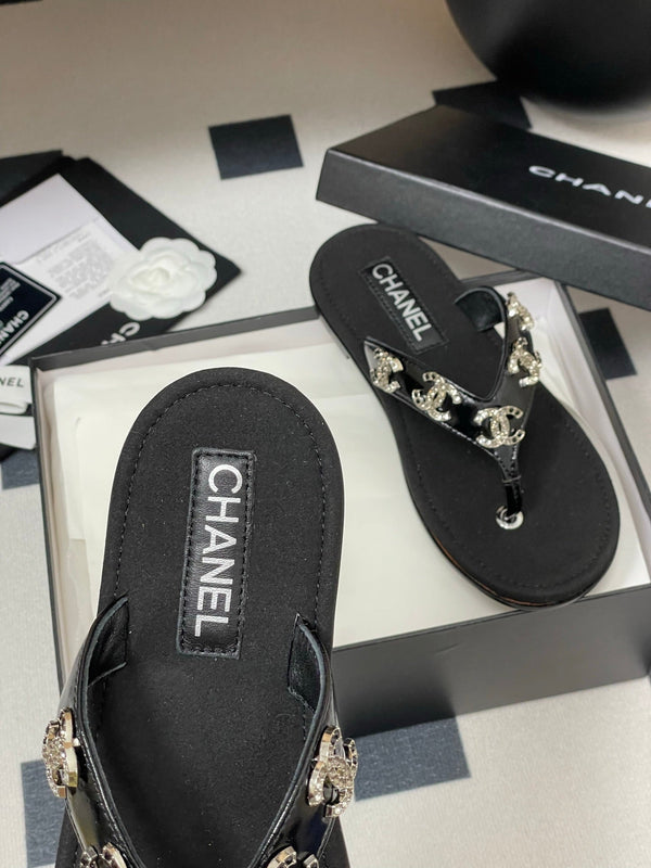 CC 25P Double C 5 Motifs Thongs Sandal Black Sheepskin 247697