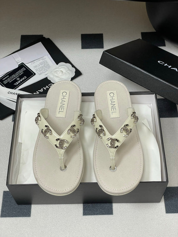 CC 25P Double C 5 Motifs Thongs Sandal Grey Sheepskin 247698