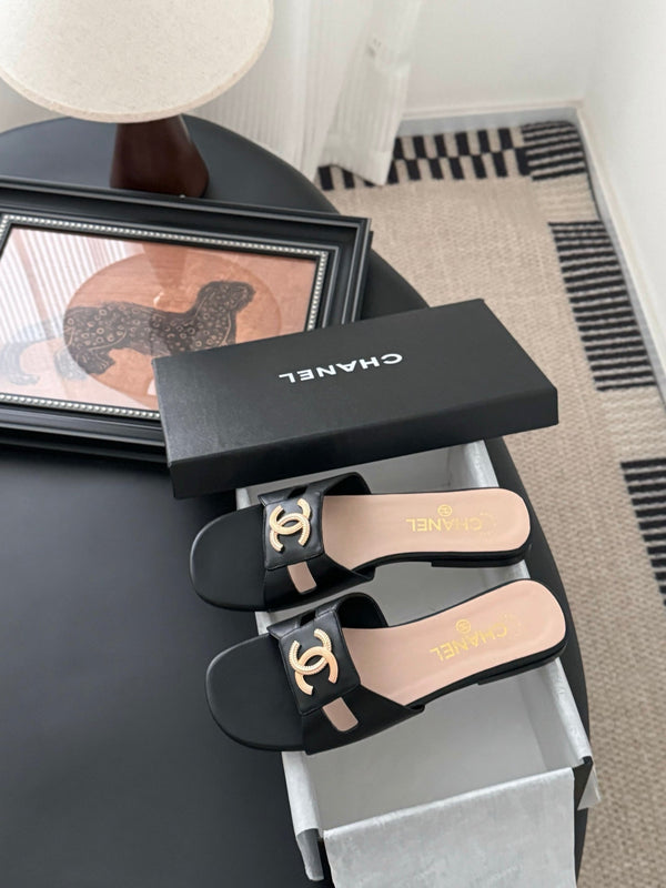 CC 25 Slippers Black Cowhide 305283