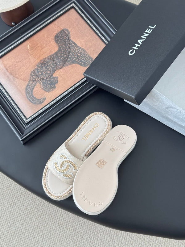 CC Slipper In Light Beige Calfskin Mix Chain Base