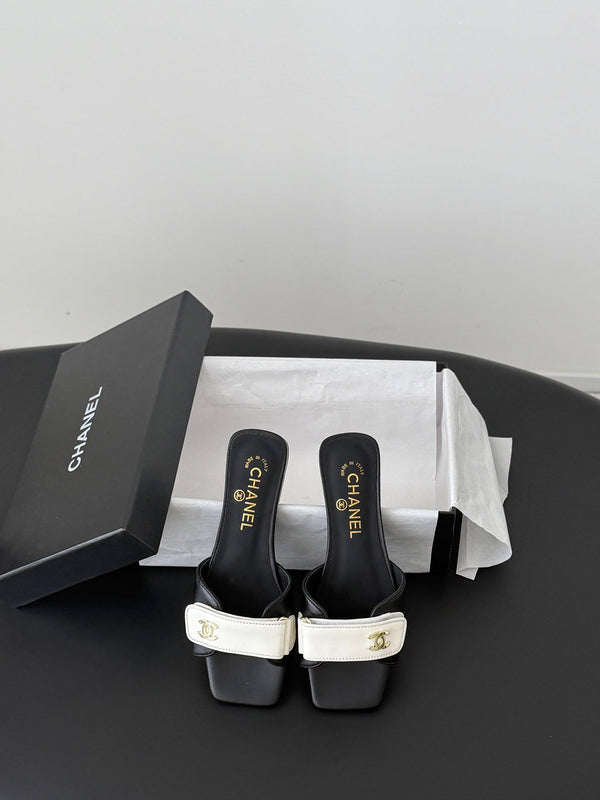 CC 26s Buckle Slippers White Black Leather 829741