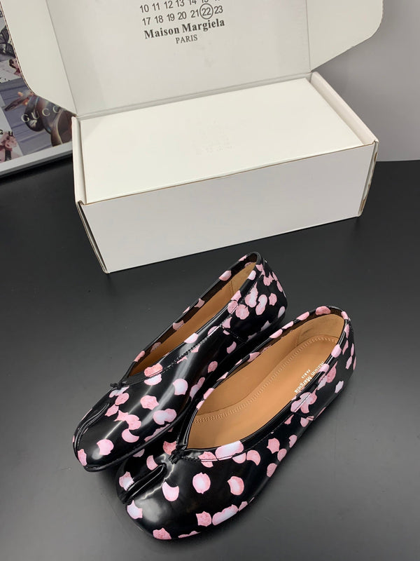 MM Tabi Ballet Flats Black Pink Cowhide 895246