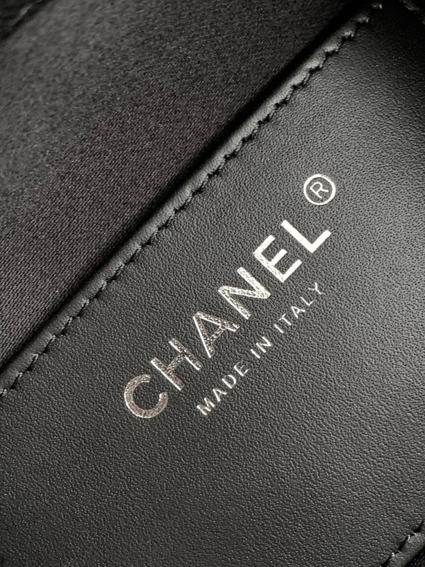 Chanel 25S Hobo Bag 22 in Black Caviar Leather