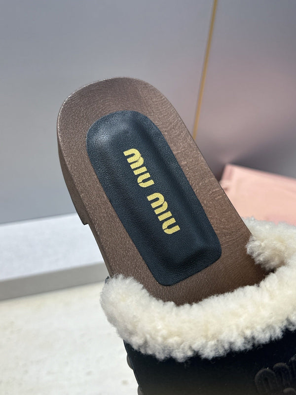 Miu Clog Sandals Black Suede Fur 118380
