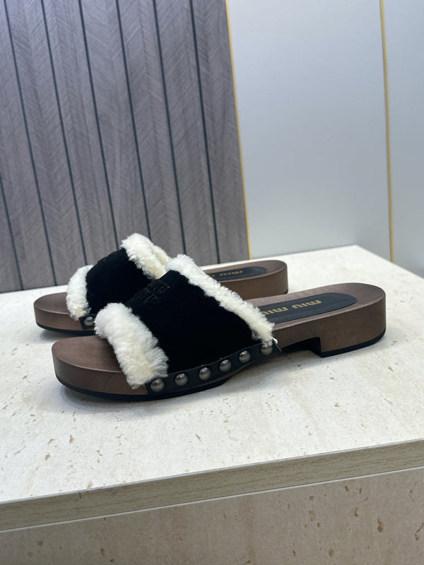 Miu Clog Sandals Black Suede Fur 118380