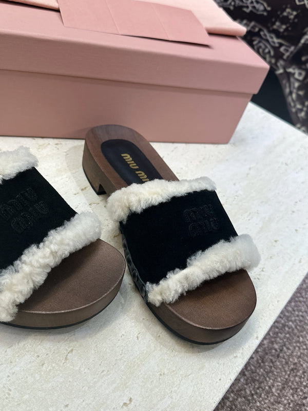 Miu Clog Sandals Black Suede Fur 118380