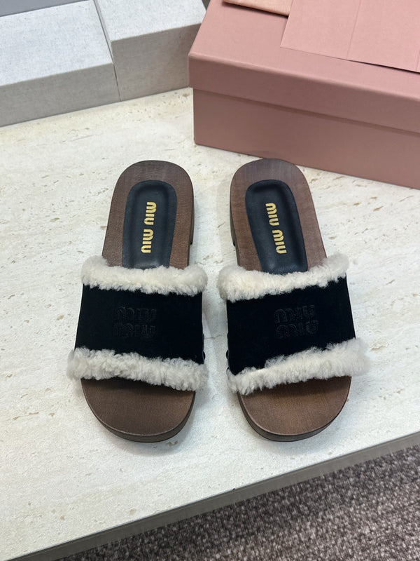 Miu Clog Sandals Black Suede Fur 118380