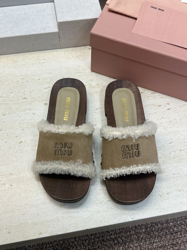Miu Clog Sandals Beige Suede Fur 118381