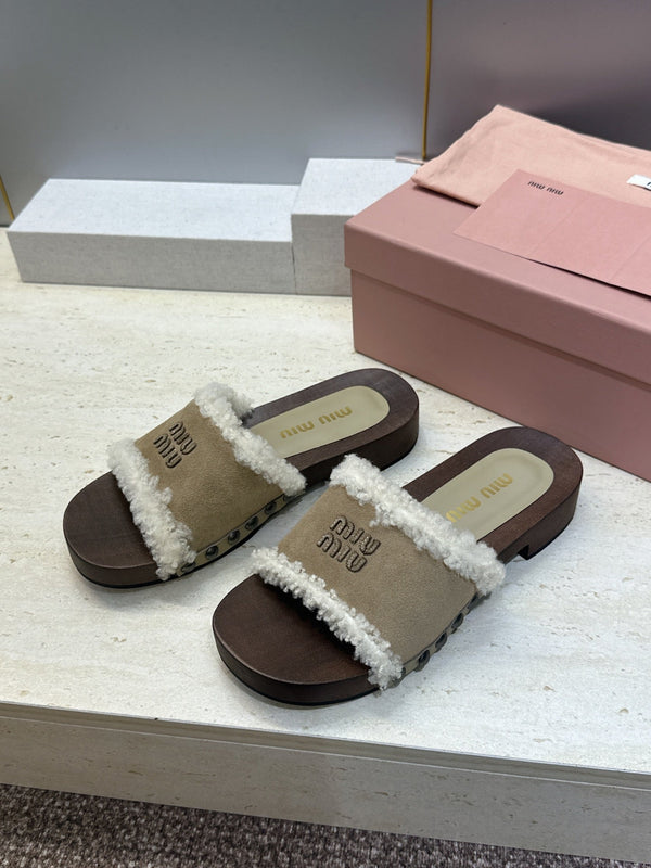 Miu Clog Sandals Beige Suede Fur 118381
