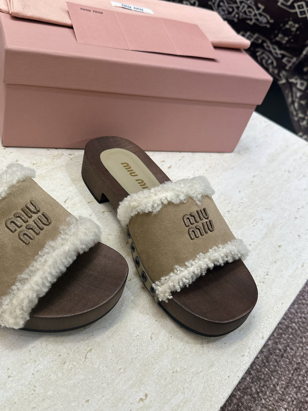 Miu Clog Sandals Beige Suede Fur 118381