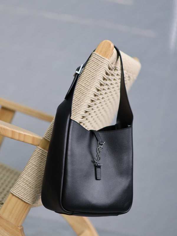 le 5a7 small 23cm black calfskin silver hardware