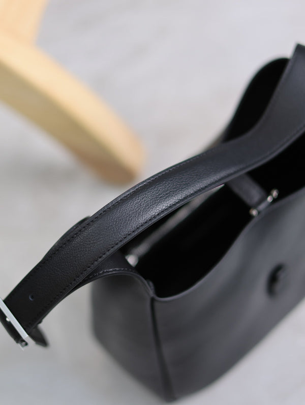 le 5a7 small 23cm black calfskin silver hardware