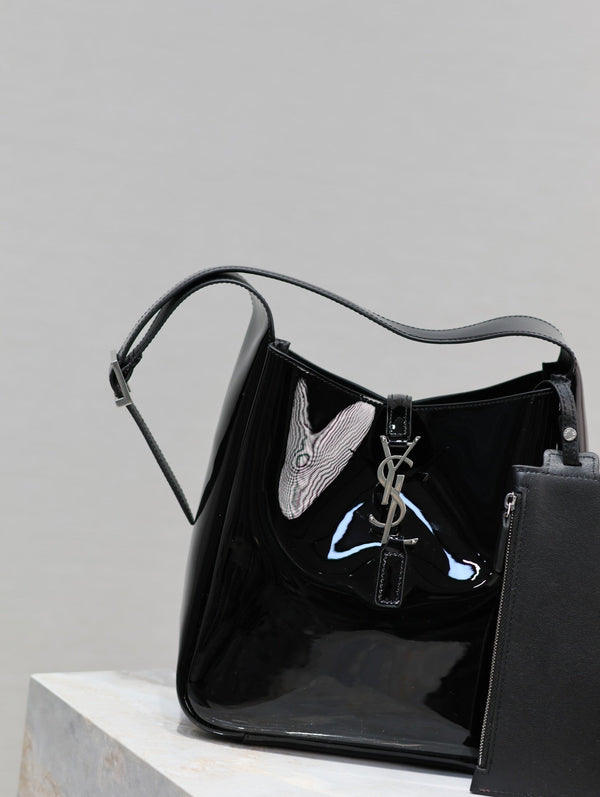 le 5a7 small 23cm black patent calfskin