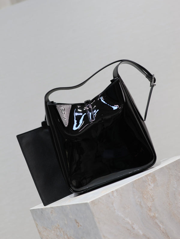 le 5a7 small 23cm black patent calfskin