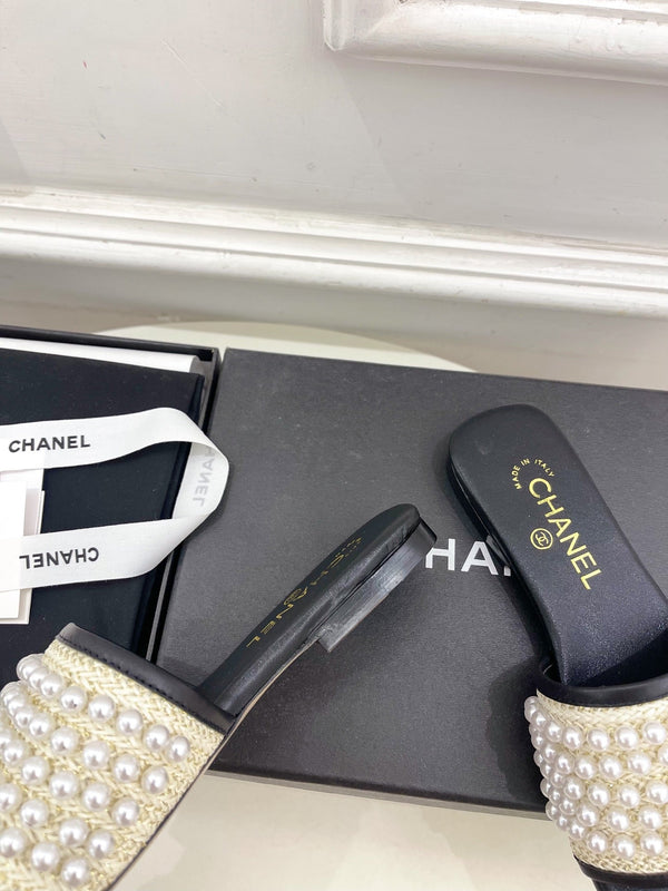 CC Flat Sandal In White Mix Black Calfskin