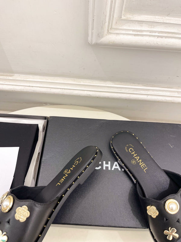 CC 26s Flat Sandals Black Lambskin Charm-Decorated