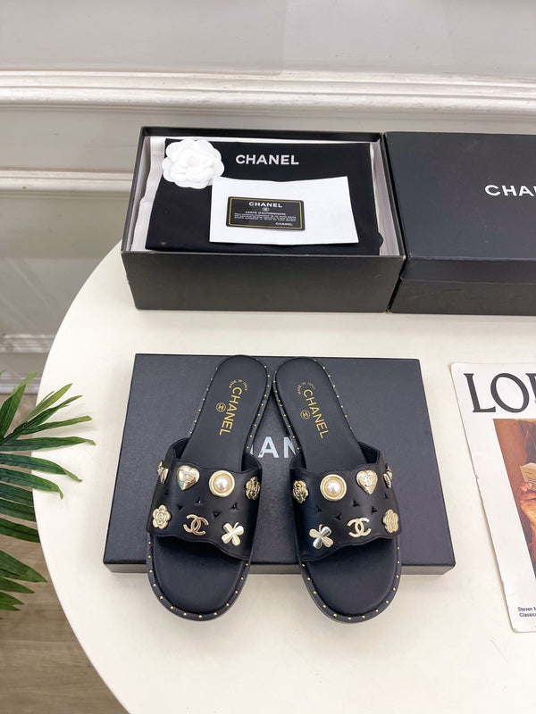 CC 26s Flat Sandals Black Lambskin Charm-Decorated