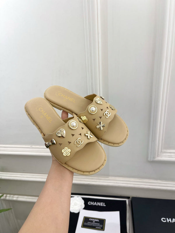 CC 26s Flat Sandals Beige Lambskin Charm-Decorated