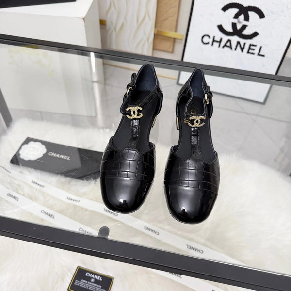 CC 26s Flat Sandals Black Cowhide Patent Leather 183576